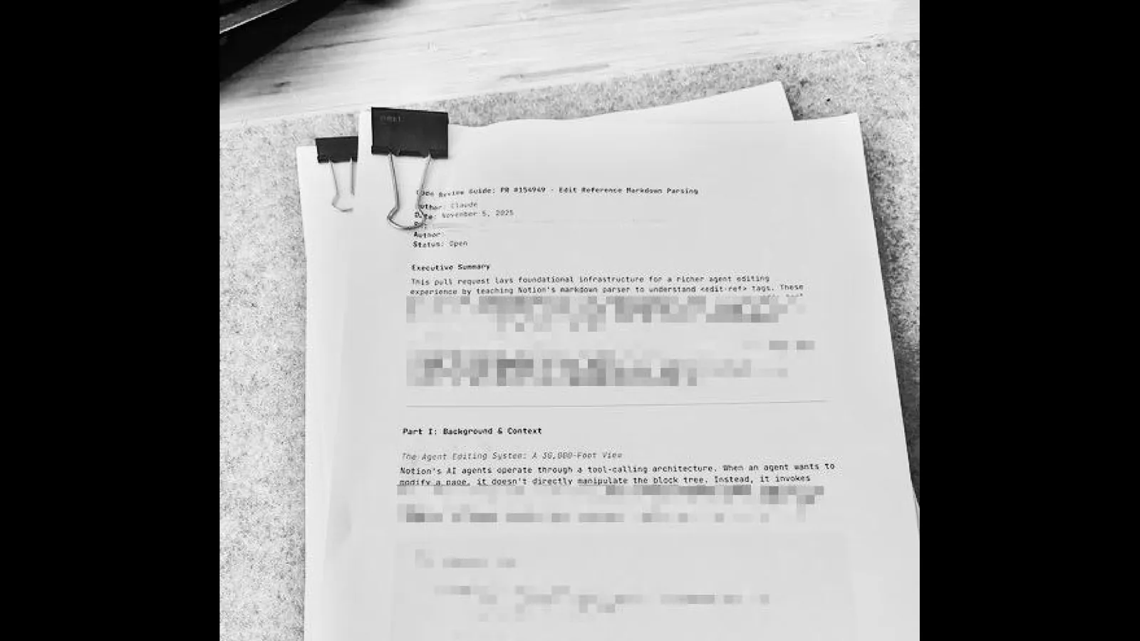 咖啡馆桌上的纸质代码讲解材料。